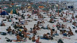 <p>Der Strand von Ostende an einem sonnigen Tag im Juli, als es noch kein „Social Distancing“ gab.</p>