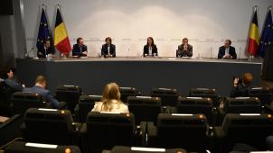<p>Der Nationale Sicherheitsrat um Sophie Wilmès (Bildmitte) künditge am Mittwoch auf einer Pressekonferenz in Brüssel weitere Lockerungen an.</p>