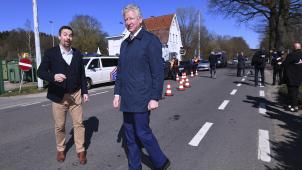 <p>Innenminister Pieter De Crem (r.) beim Besuch der Kontrollen am Grenzübergang Bildchen (Gemeinde Kelmis) am 24. März.</p>