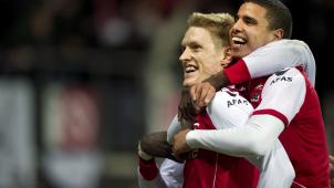 <p>Als sich Rasmus Elm und Adam Maher (r.) vom AZ Alkmaar in der Eredivisie noch umarmen durften.</p>