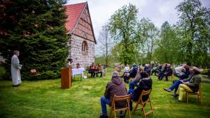 <p>Mitglieder einer deutschen Kirchgemeinde sitzen bei einem wegen der Corona-Schutzmaßnahmen ins Freie verlegten Gottesdienst. Eine Gruppe von Wissenschaftlern plädiert dafür, so viele Aktivitäten wie möglich unter freiem Himmel stattfinden zu lassen.</p>