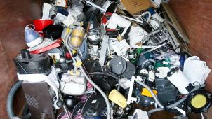 <p>Ausrangierte Haushaltsgeräte und andere Elektrogeräte liegen in einem Sammelbehälter für Elektroschrott.</p>