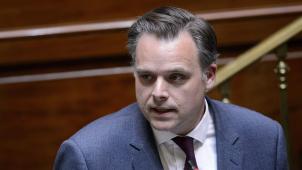 <p>Philippe De Backer kommt nicht aus der Kritik. Am Dienstag musste er einen umstrittenen Gesetzestext zum Umgang mit den beim Tracing gesammelten Daten in der zuständigen Kammerkommission verteidigen.</p>