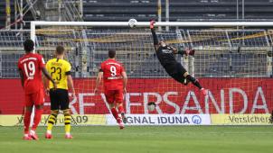<p>Mit diesem Heber über BVB-Keeper Roman Bürki entschied Joshua Kimmich (nicht im Bild) das Spiel zugunsten von Bayern München.</p>