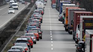 <p>Vorbildlich: Fahrer von Personenwagen und Lastwagen bilden eine Rettungsgasse.</p>
