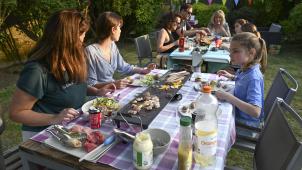 <p>Seit dem 10. Mai kann eine Familie bis zu vier (stets die gleichen) Personen empfangen.</p>