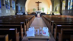 <p>Es ist angerichtet: In der Pfarrkirche St.Michael stehen für die Gläubigen Desinfektionsmittel bereit. Bis in dem Weywertzer Gebetshaus aber wieder Gottesdienste zelebriert werden dürfen, dauert es noch was. |</p>