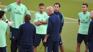 <p>Thibaut Courtois und Eden Hazard hören Trainer Zidane aufmerksam zu: In Spanien geht es am 12. Juni wieder los.</p>