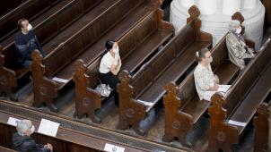 <p>Auch bei Gottesdiensten in den Kirchen wird gelten: Abstand halten.</p>
