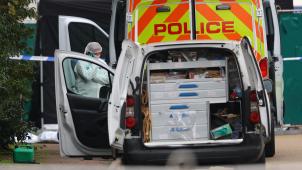 <p>23. Oktober 2019, Großbritannien, Grays: Polizisten arbeiten im Waterglade Industrial Park, in Essex, nachdem 39 Leichen in einem LKW-Container im Industriegebiet gefunden wurden.</p>