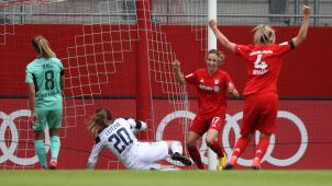 <p>Kathy Hendrich (Zweite von r.) feiert ihren Treffer zum 1:0.</p>