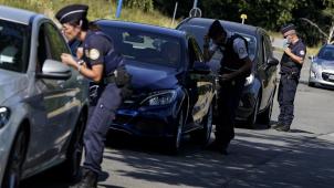 <p>Französische Grenzpolizisten kontrollieren Autos an der französisch-belgischen Grenze.</p>