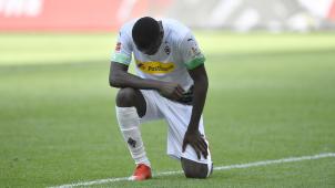 <p>Gladbachs Marcus Thuram sank in Anlehnung an NFL-Quarterback und Symbolfigur Colin Kaepernick auf die Knie.</p>