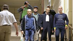 <p>Wegen Rekrutierung von IS-Kämpfern stand Khalid Bouloudo (vorne, links) schon im Jahr 2016 vor Gericht.</p>