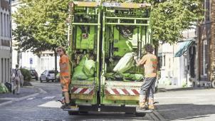 <p>Zwei BISA-Mitarbeiter am Dienstag in der Eupener Gospertstraße im Einsatz.</p>