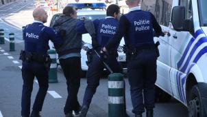 <p>Die Polizei musste teilweise hart durchgreifen (hier bei einer nicht genehmigten Kundgebung für die Regularisierung von Flüchtlingen in Brüssel).</p>