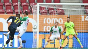 <p>Anthony Modeste (links) erzielt das Tor zum 0:1 gegen Torwart Andreas Luthe von Augsburg.</p>