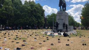 <p>Vor dem Standbild von König Albert I. legten die Demonstranten in Gent ihre Schuhe nieder.</p>