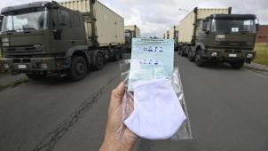 <p>18 Millionen Mundmasken wurden geliefert und in der Militärkaserne Peutie gelagert. Jetzt werden sie an die Apotheken im Land verteilt.</p>