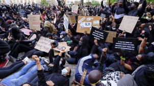 <p>Unverantwortlich in Corona-Zeiten? Bei der Demo am Sonntag in Brüssel kamen 10.000 Menschen zusammen.</p>