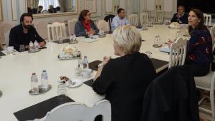 <p>Gewerkschaftsvertreter im Gespräch mit Premier Wilmès (r.) und Arbeitsministerin Muylle (vorne).</p>