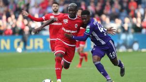 <p>Daniel Opare (links)</p>
