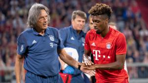 <p>Hans-Wilhelm Müller-Wohlfahrt (links neben Bayern-Spieler Kingsley Coman) setzt den Schlusspunkt.</p>