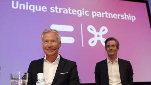 <p>Belfius-Chef Marc Raisière (l.) und Guillaume Boutin, CEO von Proximus, während der Pressekonferenz am Freitag.</p>