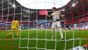 <p>Mönchengladbachs Torwart Yann Sommer (l.) und Matthias Ginter reagieren nach dem Gegentor zum 1:2.</p>