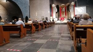 <p>Christen feiern in St.Vith zum ersten Mal seit Monaten wieder die Heilige Messe.</p>