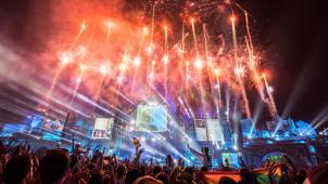 <p>Ein Auftritt von The Chainsmokers am Tomorrowland 2019: Anstatt vor der Bühne werden die Fans dieses Jahr vor dem PC oder Tablet stehen.</p>