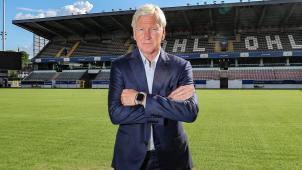 <p>Marc Brys posiert bei seiner Vorstellung in Löwen.</p>