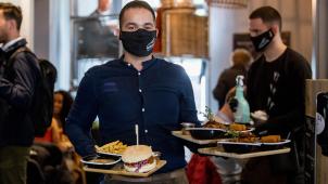 <p>Die Anpassungen an die Corona-Regeln in den Restaurants und Cafés haben ihren Preis.</p>