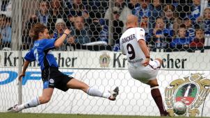 <p>Im Trikot der Arminia Bielefeld wurde Bernd Rauw (links) der erste deutschsprachige Belgier in der Bundesliga.</p>