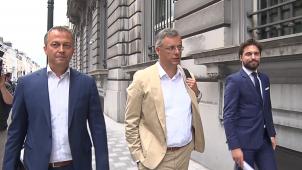 <p>Egbert Lachaert, Joachim Coens und Georges-Louis Bouchez (v.l.n.r.) machen sich auf die Suche nach einer Mehrheit. Die Bildung einer vollwertigen Föderalregierung steht - 544 Tage nach dem Sturz von Michel I - wieder bzw. noch am Anfang.</p>