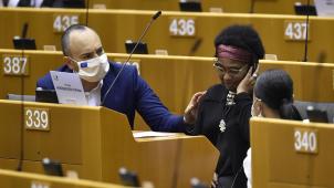 <p>Die EU-Politikerin Pierrette Herzberger-Fofana (Mitte) wirft den Polizisten einen rassistischen Übergriff vor und erstattete Anzeige.</p>