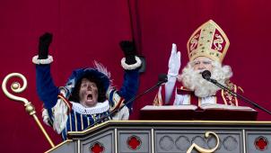 <p>Eine als „Zwarte Piet“ (l., Schwarzer Peter) verkleidete Frau und der „Sinterklaas“ (Nikolaus) nehmen an der Ankunft von Sinterklaas in Antwerpen teil. Auch in Flandern wird die Tradition gefeiert.</p>