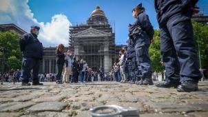<p>Die Polizisten demonstrierten vor dem Gerichtsgebäude in Brüssel.</p>