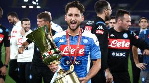 <p>Dries Mertens mit dem italienischen Pokal, den er vergangene Woche mit Neapel gewann.</p>