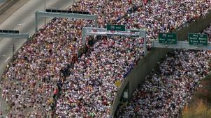 <p>Teilnehmer des New York Marathon füllen den Startpunkt auf der Verrazano-Narrows Bridge: Angesichts der anhaltenden Coronavirus-Pandemie findet die 50. Auflage des legendären Laufs nicht statt.</p>
