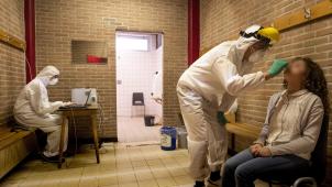 <p>Gemeinden an vorderster Front: Corona-Tests in einer kommunalen Sporthalle (Merchtem).</p>