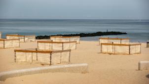 <p>Cabrio-Boxen auf dem Strand von Knokke-Heist, um Kontaktblasen möglichst weit auseinander zu halten.</p>