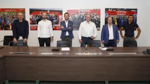 <p>Die Verantwortlichen der Pro League und von Eleven Sports unterzeichnen den neuen Rechtevertrag.</p>