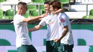 <p>Werders Yuya Osako (r) jubelt mit Milot Rashica und Marco Friedl (l) über sein Tor zum 5:0.</p>