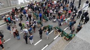 <p>Polizisten versperrten den Weg Richtung Regierungsviertel.</p>