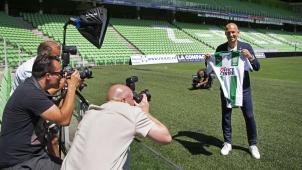 <p>Arjen Robben posiert mit dem Trikot des FC Groningen.</p>