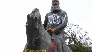<p>Auf einem Reiterstandbild von Lepold II. in Brüssel wird ein „Pardon“ gefordert.</p>