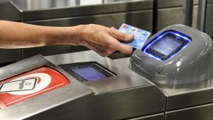 <p>Einfach die Bankkarte am vorgesehenen Terminal halten, und schon öffnet sich die Zugangsschranke in der U-Bahnstation. Der Betrag für eine Fahrt wird automatisch vom Konto abgebucht.</p>