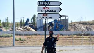 <p>Kontrollposten der katalanischen Polizei an einer Zufahrtsstraße nach Lleida.</p>