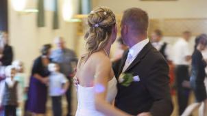 <p>Ein Brautpaar beim Hochzeitstanz</p>